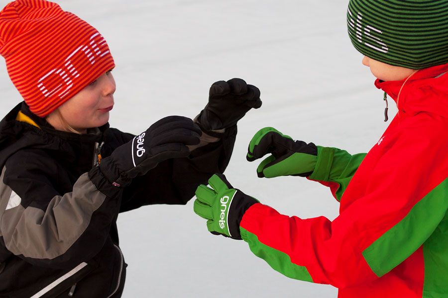 lekande barn med handskar från Gneis